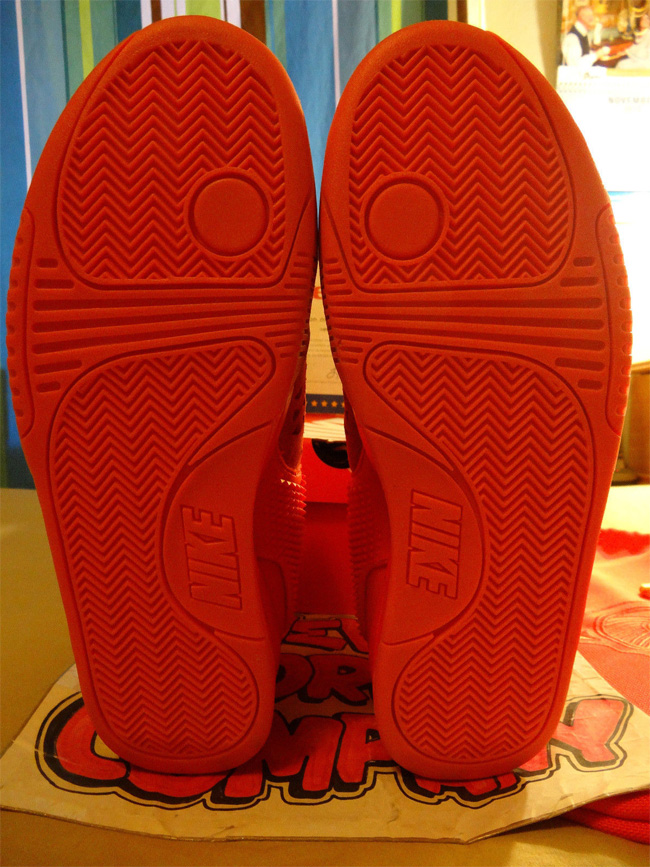 椰子2 椰子2全红价格发售日期 Nike Air Yeezy 2 Red October 售价高达 15000 美元