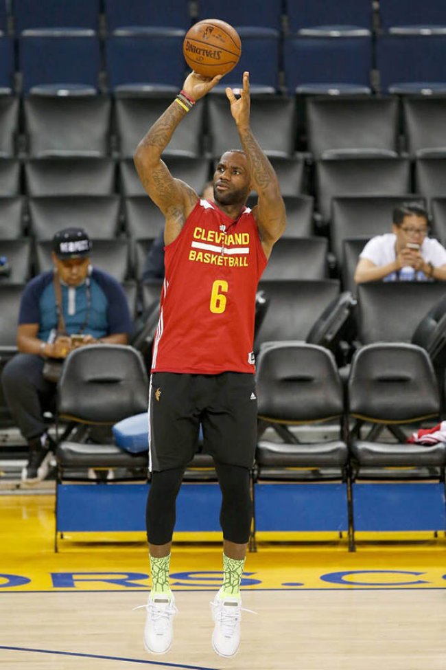 Air Zoom Generation,Nike 詹皇的幸运石,纯白专属 Nike Air Zoom Generation PE 首次亮相 Air Zoom Generation,Nike 詹皇的幸运石,纯白专属 Nike Air Zoom Generation PE 首次亮相