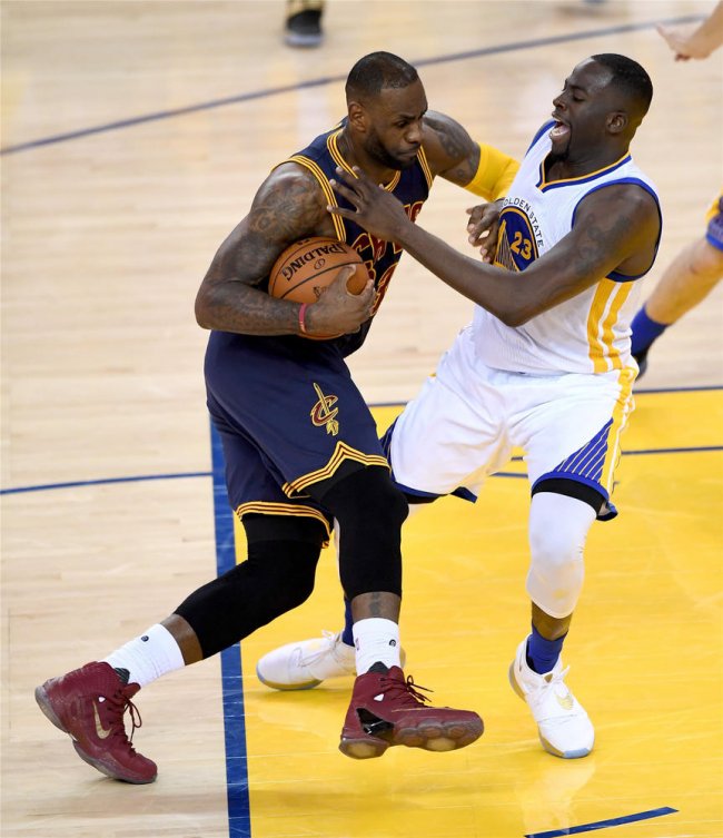 NBA 勇士拿下总决赛 G1!球鞋上脚回顾 NBA 勇士拿下总决赛 G1!球鞋上脚回顾