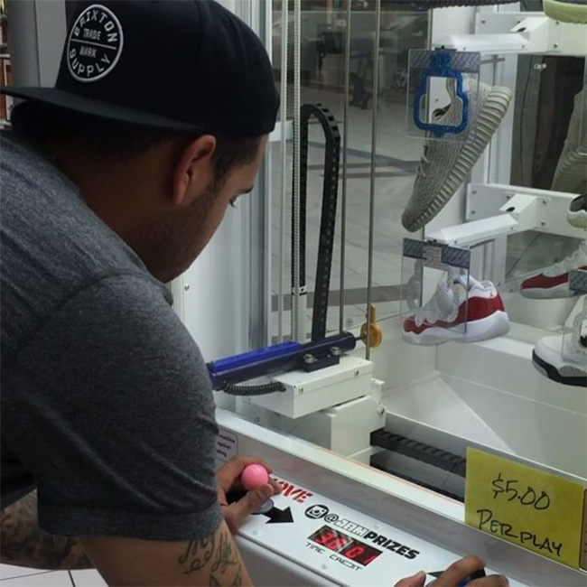 Yeezy Boost 就这样从抓娃娃机里抓出 Yeezy,是不是你的梦想? Yeezy Boost 就这样从抓娃娃机里抓出 Yeezy,是不是你的梦想?
