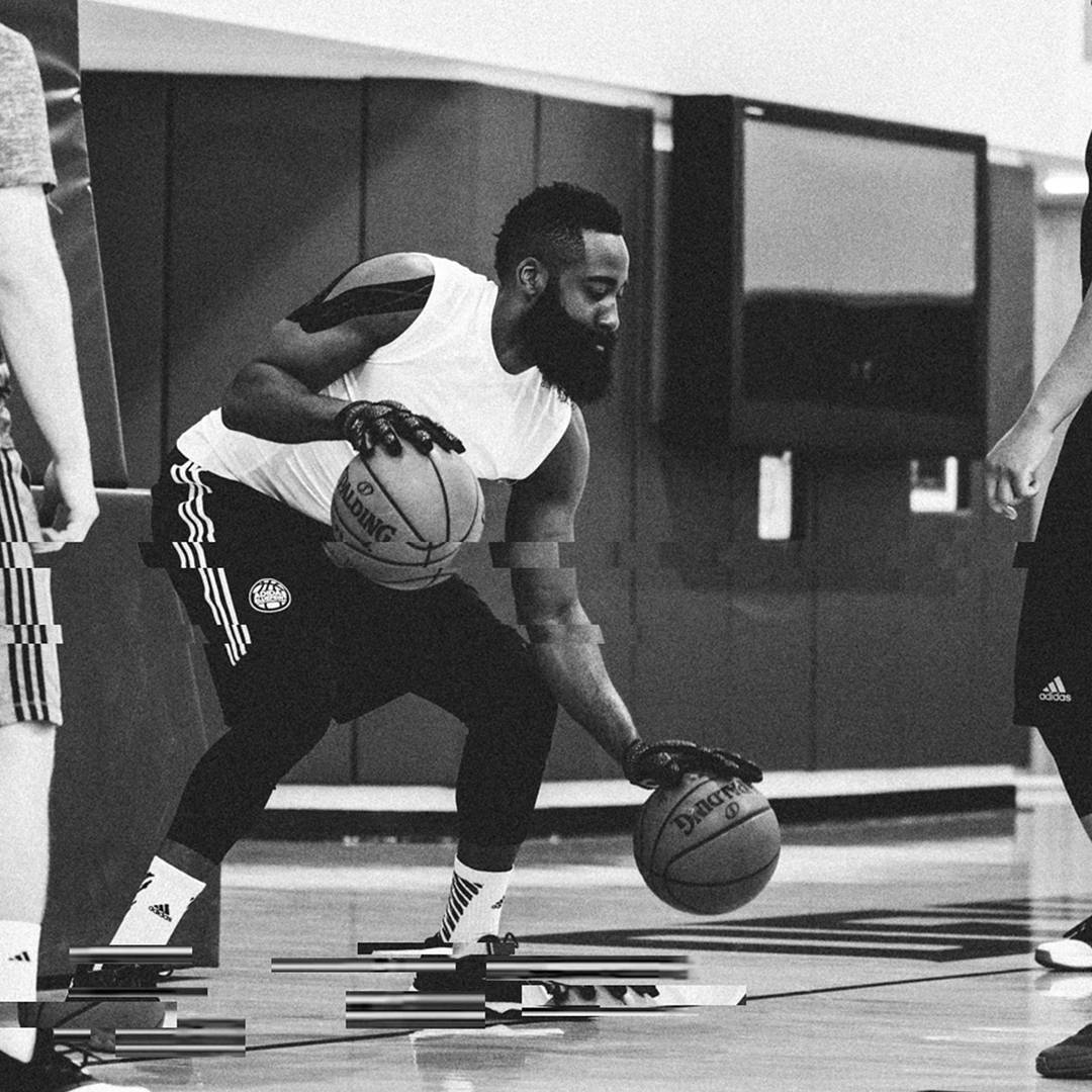 J Harden 1,adidas 哈登亲着 adidas J Harden 1!不过画面过于感人... J Harden 1,adidas 哈登亲着 adidas J Harden 1!不过画面过于感人...