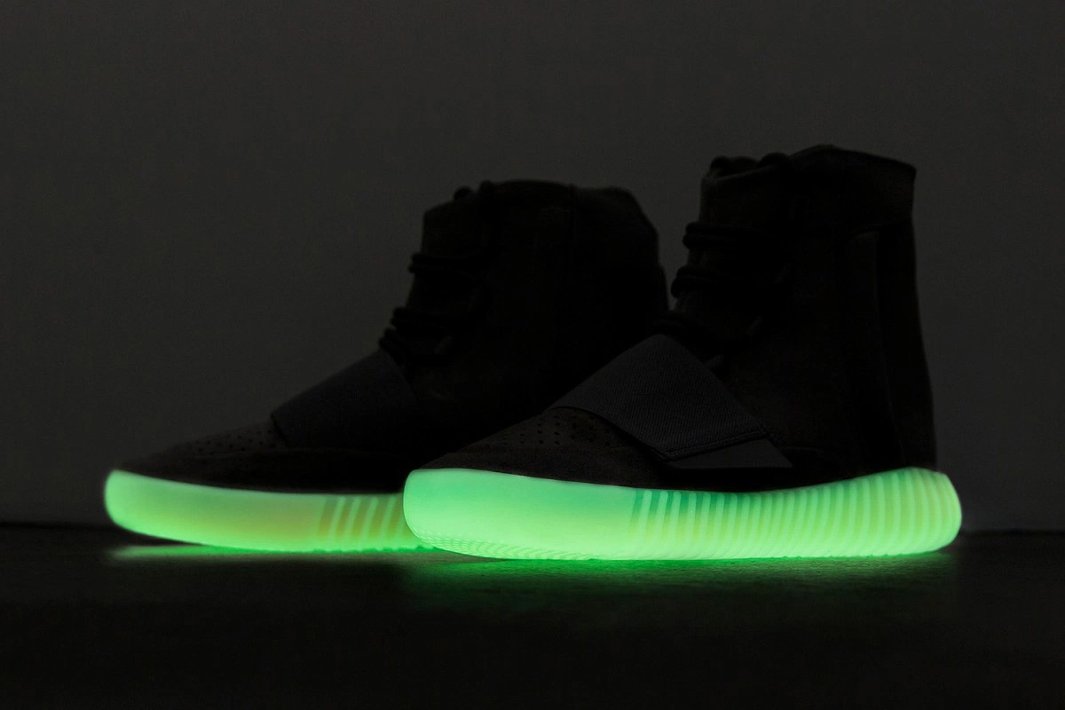 BY2456,Yeezy 750 Boost BY2456 读书少别骗我!这双球鞋真的有夜光效果?? BY2456,Yeezy 750 Boost BY2456 读书少别骗我!这双球鞋真的有夜光效果??