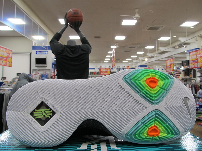 852395-018,Kyrie 3,Nike 852395-018 圣诞大礼!Kyrie 3 首发配色将于本周末发售 852395-018,Kyrie 3,Nike 852395-018 圣诞大礼!Kyrie 3 首发配色将于本周末发售