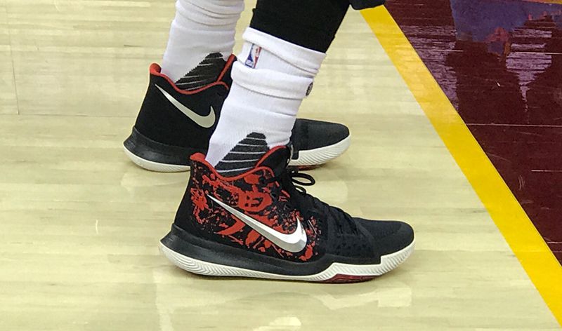 Nike,Kyrie 3,852395-900 圣诞大战上脚!Nike Kyrie 3 “Samurai” 官图近赏 Nike,Kyrie 3,852395-900 圣诞大战上脚!Nike Kyrie 3 “Samurai” 官图近赏