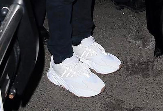 Yeezy Runner,Kanye West 或将正式发布?侃爷再度上脚 Yeezy Runner 纯白款 Yeezy Runner,Kanye West 或将正式发布?侃爷再度上脚 Yeezy Runner 纯白款