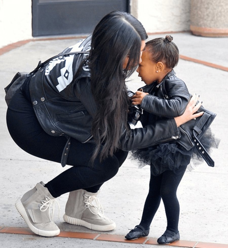 adidas,Yeezy Boost,Kanye West 入手椰子新模式!卡戴珊亲自送出多双“白斑马” adidas,Yeezy Boost,Kanye West 入手椰子新模式!卡戴珊亲自送出多双“白斑马”