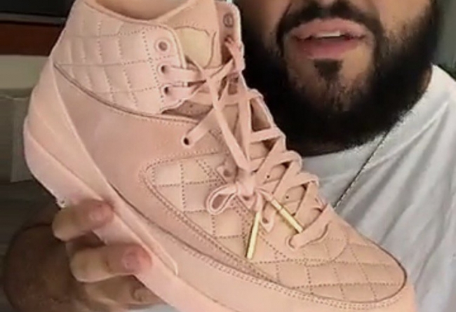 AJ2,Air Jordan 2 他是世界上唯一拥有粉色 Don C x Air Jordan 2 套装的人! AJ2,Air Jordan 2 他是世界上唯一拥有粉色 Don C x Air Jordan 2 套装的人!
