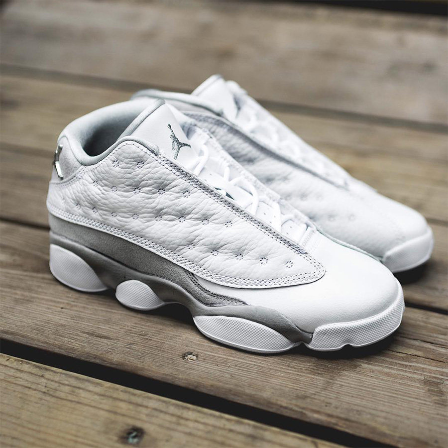 310810-100,AJ13,Air Jordan 13 310810-100AJ13 细腻皮革 + 活力白银,这双 AJ13 Low 是夏日街头又一亮眼明星! 310810-100,AJ13,Air Jordan 13 310810-100AJ13 细腻皮革 + 活力白银,这双 AJ13 Low 是夏日街头又一亮眼明星!