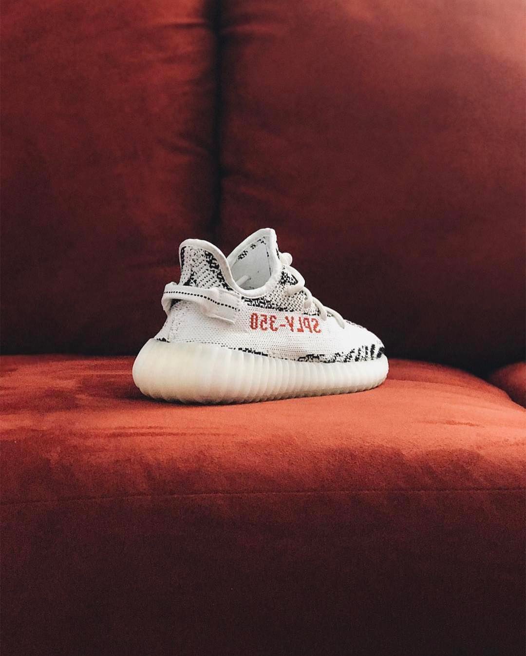 CP9654,Yeezy 350 Boost V2,Yeez CP9654 白斑马 Yeezy 350 Boost V2 将在月底 24 号再度发售!? CP9654,Yeezy 350 Boost V2,Yeez CP9654 白斑马 Yeezy 350 Boost V2 将在月底 24 号再度发售!?