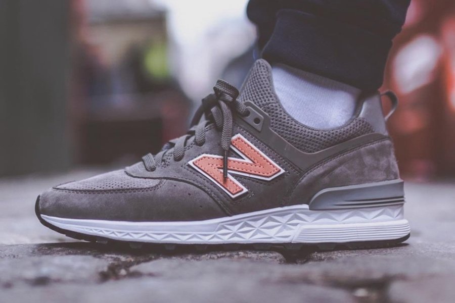 Ronnie Fieg,Dover Street Marke 多达 28 种的 Logo 设计!New Balance 574S 三方联名实物释出 Ronnie Fieg,Dover Street Marke 多达 28 种的 Logo 设计!New Balance 574S 三方联名实物释出