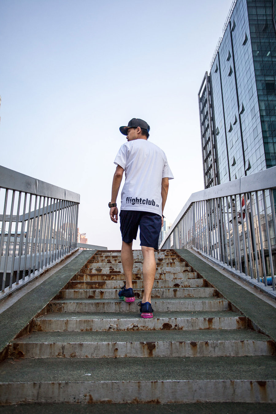 SNEAKERMAD 如何购买 FC 小编专属 SNEAKERMAD 工服 T 恤? SNEAKERMAD 如何购买 FC 小编专属 SNEAKERMAD 工服 T 恤?