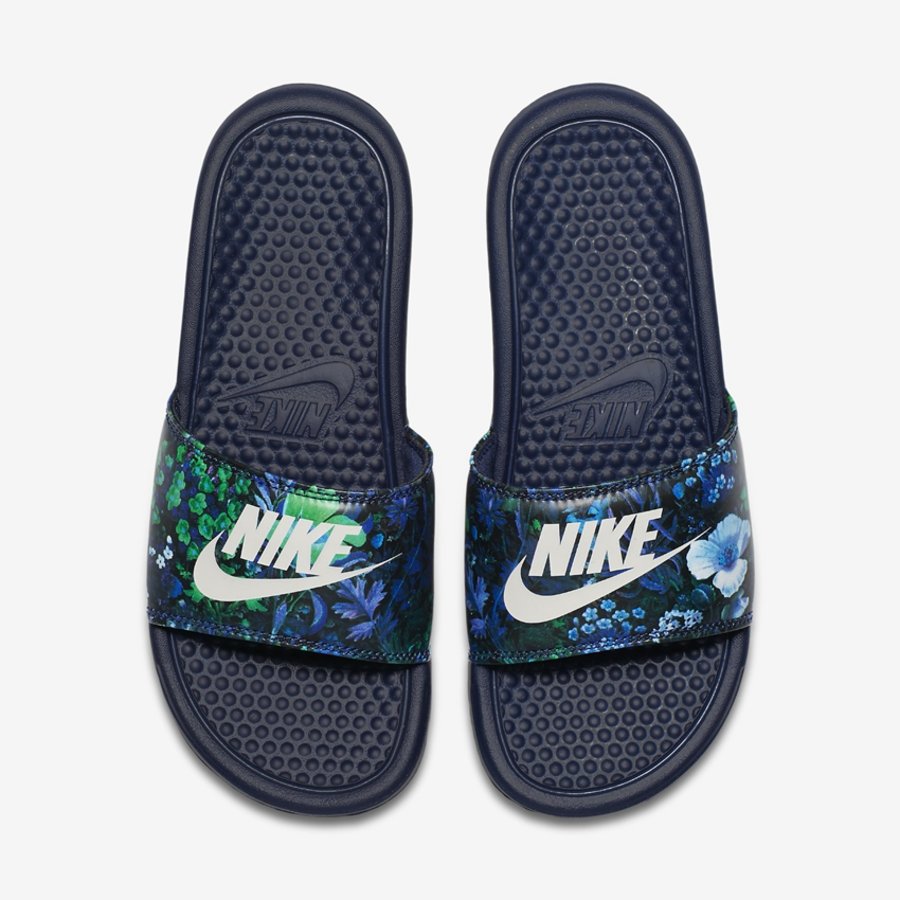 Nike,Benassi 彩色花卉!经典 Nike Benassi 拖鞋多款配色再度上架! Nike,Benassi 彩色花卉!经典 Nike Benassi 拖鞋多款配色再度上架!