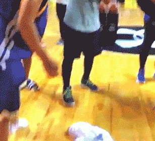 Curry,Under Armour 库里在韩国把粉丝的鞋扔了,竟换来一片喝彩 Curry,Under Armour 库里在韩国把粉丝的鞋扔了,竟换来一片喝彩