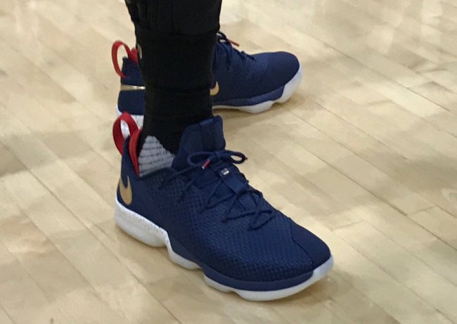 Nike,LeBron 14 Low,878636-400 詹姆斯上脚的这双 LeBron 14 Low “USA” 本周即将发售 Nike,LeBron 14 Low,878636-400 詹姆斯上脚的这双 LeBron 14 Low “USA” 本周即将发售