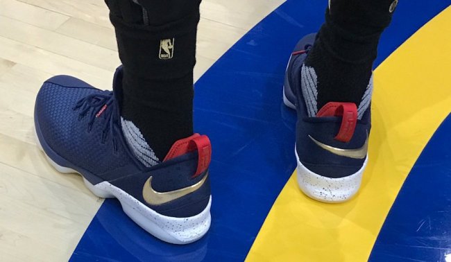 Nike,LeBron 14 Low,878636-400 詹姆斯上脚的这双 LeBron 14 Low “USA” 本周即将发售 Nike,LeBron 14 Low,878636-400 詹姆斯上脚的这双 LeBron 14 Low “USA” 本周即将发售