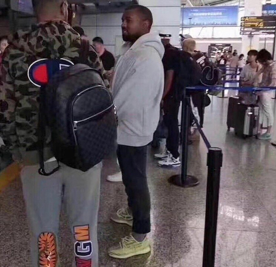 adidas,Yeezy Boost 350 V2 坎爷现身广州机场!看看他穿了那双 Yeezy? adidas,Yeezy Boost 350 V2 坎爷现身广州机场!看看他穿了那双 Yeezy?