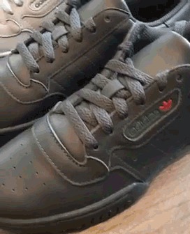 Yeezy,Calabasas Powerphase 小黑鞋登场!卡戴珊亲自曝光两款 Yeezy 新配色实物 Yeezy,Calabasas Powerphase 小黑鞋登场!卡戴珊亲自曝光两款 Yeezy 新配色实物
