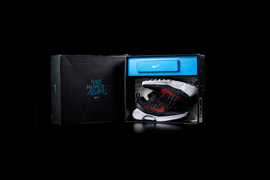 Nike,HyperAdapt 1.0 这双“带电”的球鞋应该怎么穿?小编试给你看! Nike,HyperAdapt 1.0 这双“带电”的球鞋应该怎么穿?小编试给你看!
