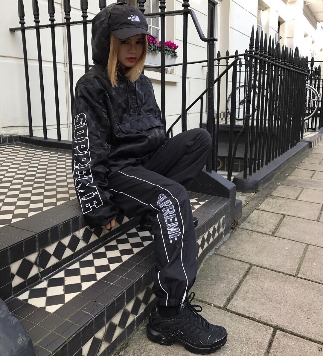 Supreme,adidas,Nike 这些玩 Supreme 的小姐姐,竟然个个都是球鞋穿搭高手! Supreme,adidas,Nike 这些玩 Supreme 的小姐姐,竟然个个都是球鞋穿搭高手!