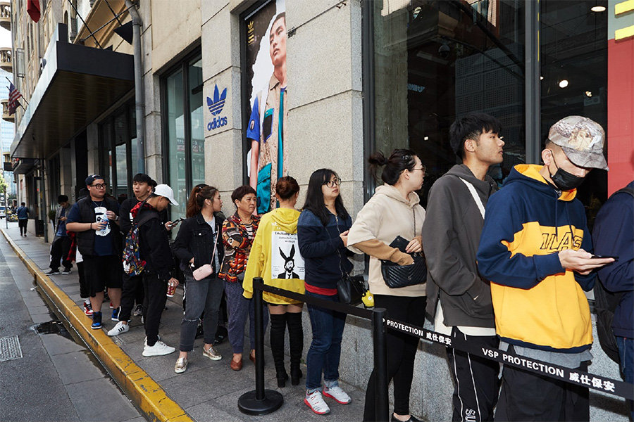 Hu NMD,adidas Originals 菲董突然降临中国!还穿了一双很有意思的新鞋! Hu NMD,adidas Originals 菲董突然降临中国!还穿了一双很有意思的新鞋!