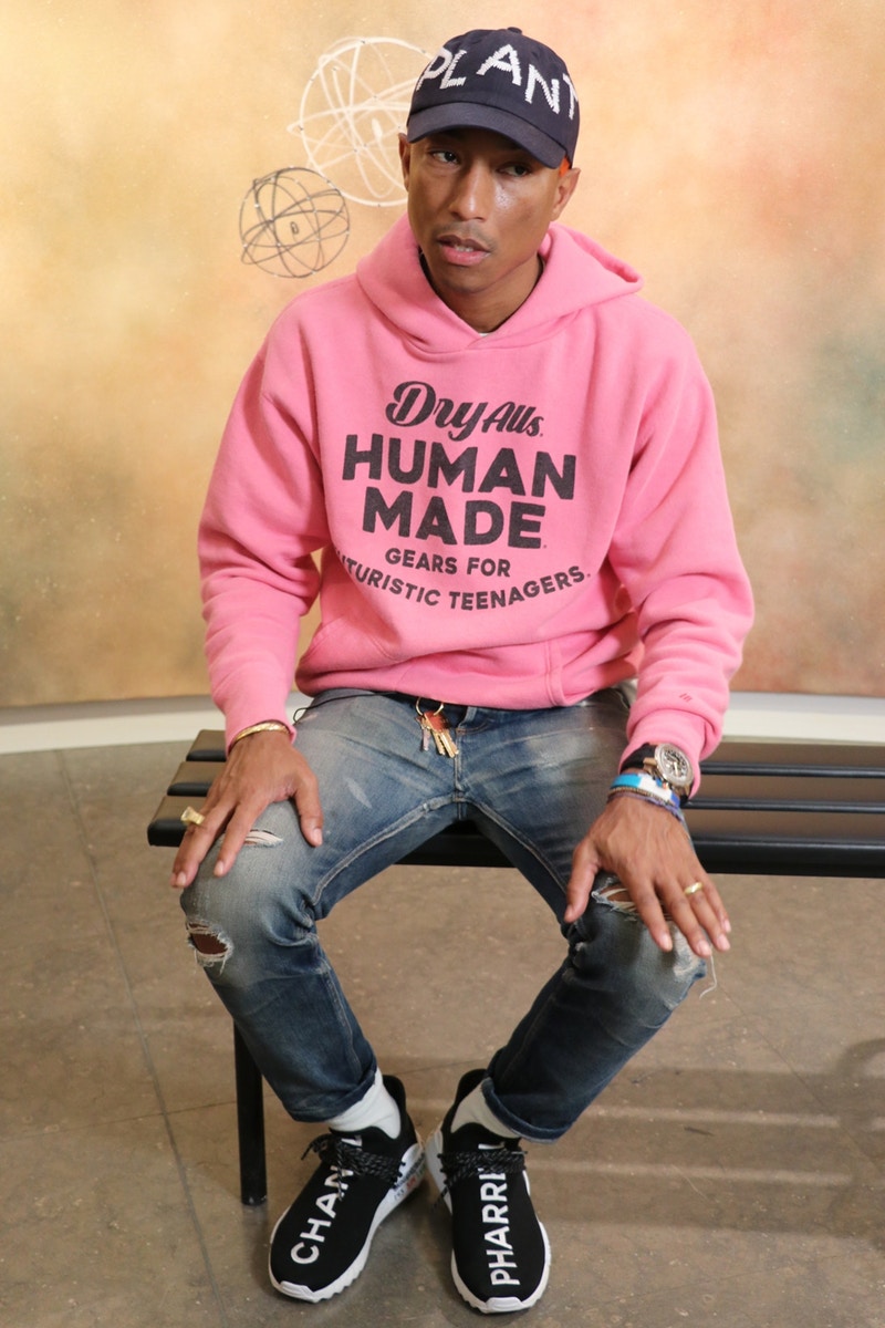 adidas,Chanel,Pharrell 随意涂画 7 万元球鞋!菲董上脚 Chanel x Pharrell x adidas! adidas,Chanel,Pharrell 随意涂画 7 万元球鞋!菲董上脚 Chanel x Pharrell x adidas!