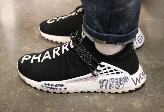 adidas,Chanel,Pharrell 随意涂画 7 万元球鞋!菲董上脚 Chanel x Pharrell x adidas! adidas,Chanel,Pharrell 随意涂画 7 万元球鞋!菲董上脚 Chanel x Pharrell x adidas!