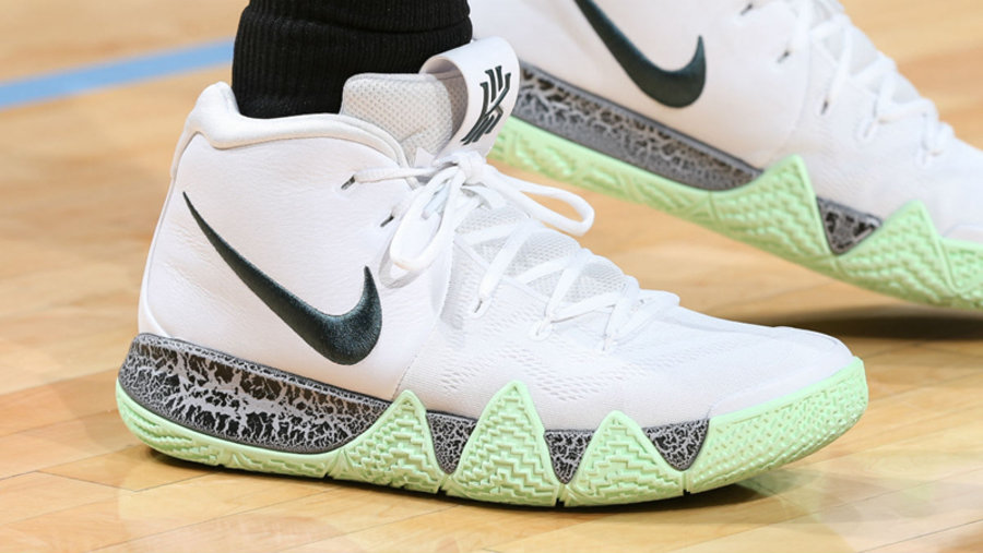Kyrie 4,Nike 欧文上脚两款 Kyrie 4 全新配色,随后直接送给了场边的球迷! Kyrie 4,Nike 欧文上脚两款 Kyrie 4 全新配色,随后直接送给了场边的球迷!