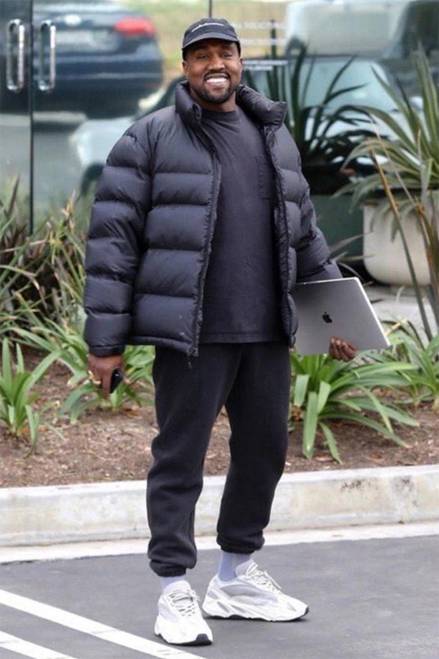 Yeezy Wave Runner 700,adidas,侃 喜悦的侃爷现身街头,脚上依旧是这双独特的复古新鞋型! Yeezy Wave Runner 700,adidas,侃 喜悦的侃爷现身街头,脚上依旧是这双独特的复古新鞋型!