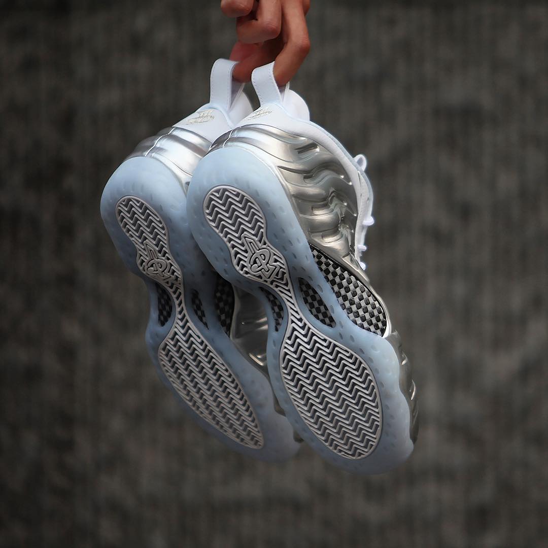 Nike,Air Foamposite One WMNS,C 液态金属质感!Air Foamposite One WMNS “Chrome” 实物美图 Nike,Air Foamposite One WMNS,C 液态金属质感!Air Foamposite One WMNS “Chrome” 实物美图