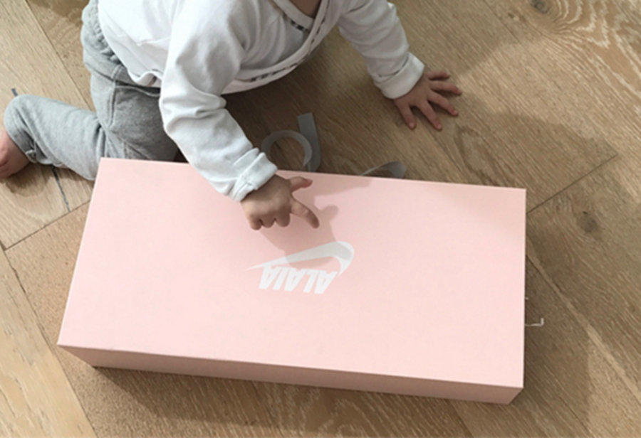 Nike,Patta,Umbro,Supreme,UNDER 陈冠希一组照片秀娃又秀鞋!继滑板之后潮流圈或将由足球主导? Nike,Patta,Umbro,Supreme,UNDER 陈冠希一组照片秀娃又秀鞋!继滑板之后潮流圈或将由足球主导?