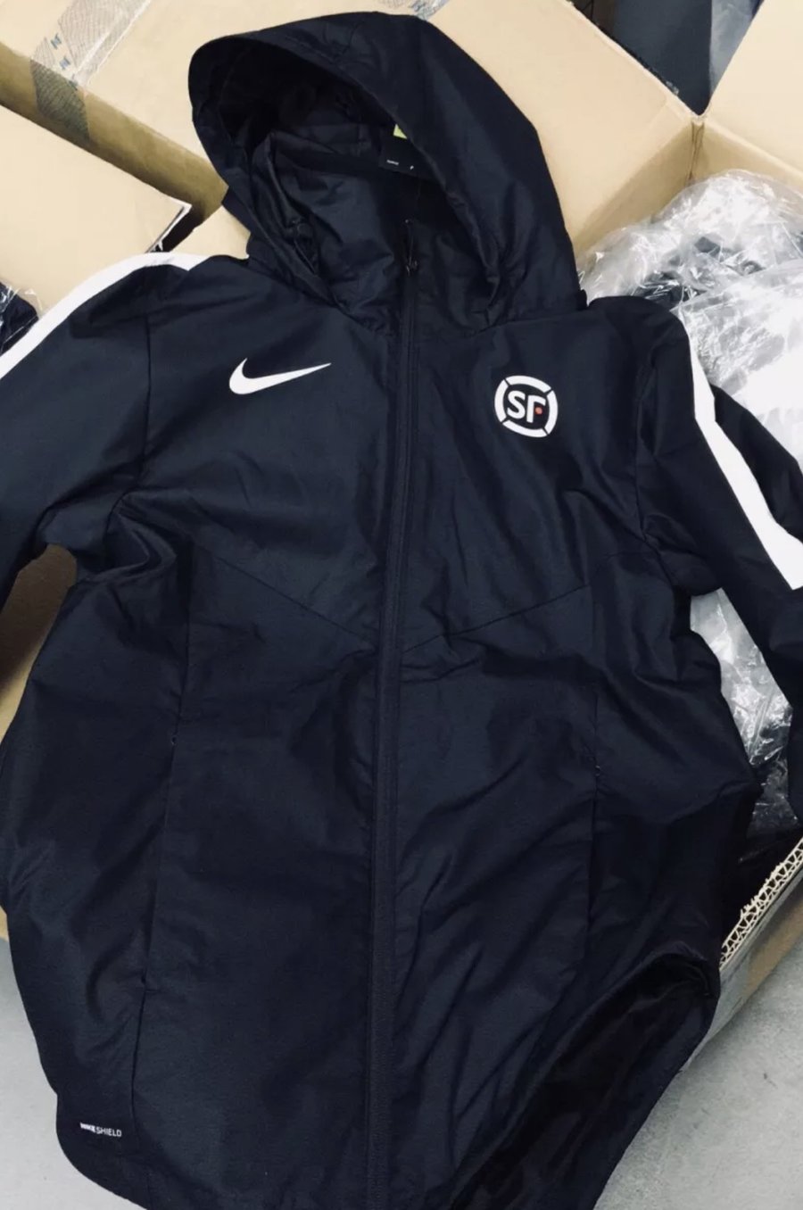 Nike 顺丰与 Nike 联名!这件帅到不行的衣服卖的还挺贵! Nike 顺丰与 Nike 联名!这件帅到不行的衣服卖的还挺贵!