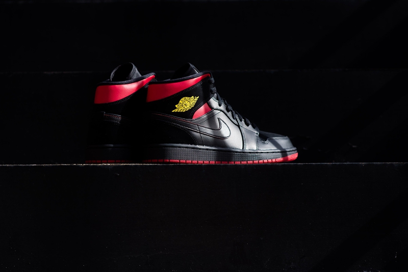 AJ1,Air Jordan 1 Mid,发售,开箱,554 颜值超高的黑红主题!最后一投 AJ1 Mid 现已发售 AJ1,Air Jordan 1 Mid,发售,开箱,554 颜值超高的黑红主题!最后一投 AJ1 Mid 现已发售