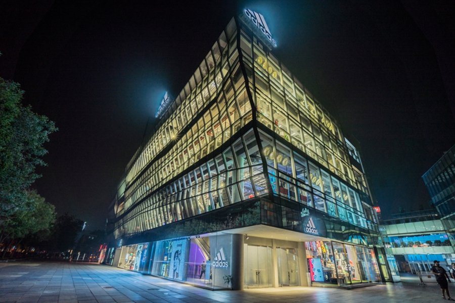adidas 亚洲最大 adidas 旗舰店重装降临!神秘巨星引来千人围观! adidas 亚洲最大 adidas 旗舰店重装降临!神秘巨星引来千人围观!