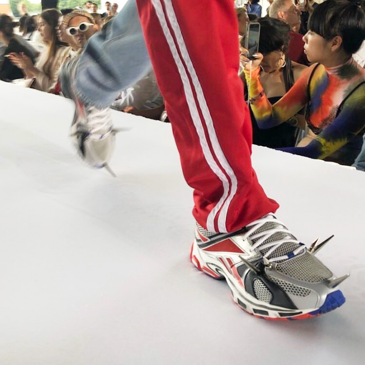Vetements,Reebok 为了路人的安危,这双 Vetements x Reebok 我可不敢穿上街! Vetements,Reebok 为了路人的安危,这双 Vetements x Reebok 我可不敢穿上街!