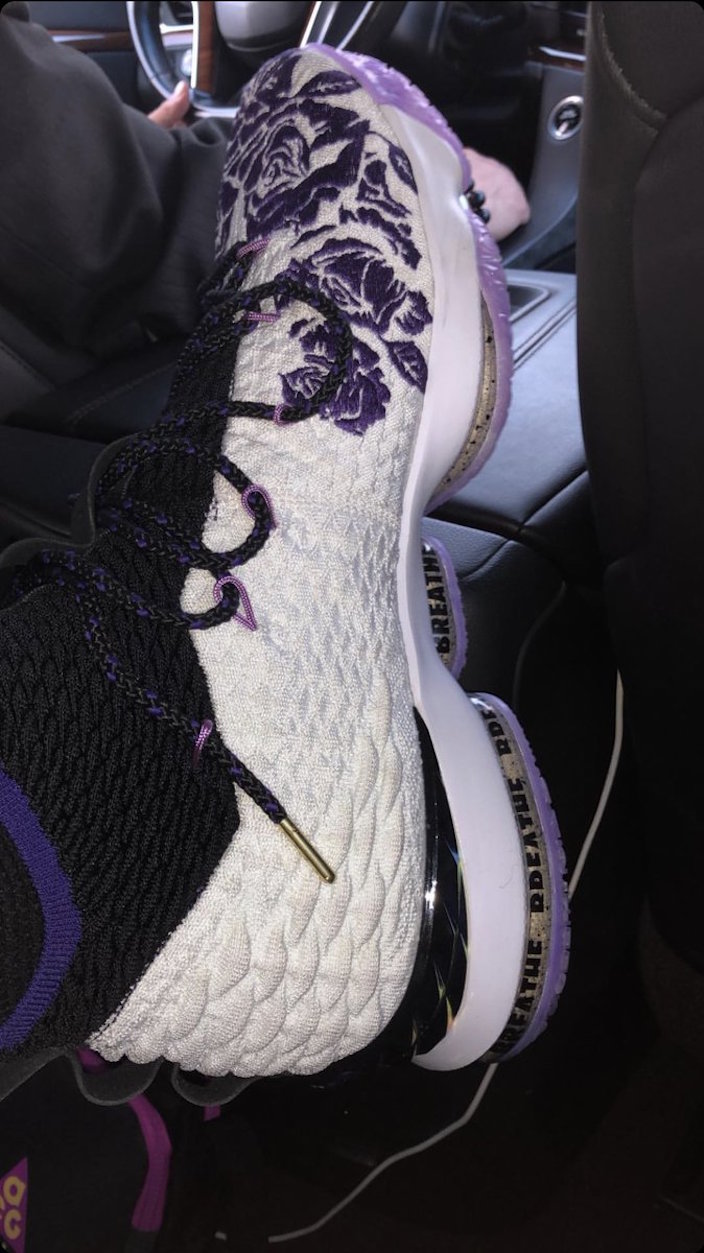 Nike,LeBron 15,詹姆斯 詹姆斯开始偏爱紫色!晒出花卉 LeBron 15 超像 KITH 联名 Nike,LeBron 15,詹姆斯 詹姆斯开始偏爱紫色!晒出花卉 LeBron 15 超像 KITH 联名