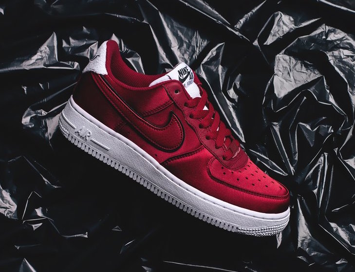 Nike 奢华鞋面!红色丝绒 Air Force 1 今日上架发售! Nike 奢华鞋面!红色丝绒 Air Force 1 今日上架发售!
