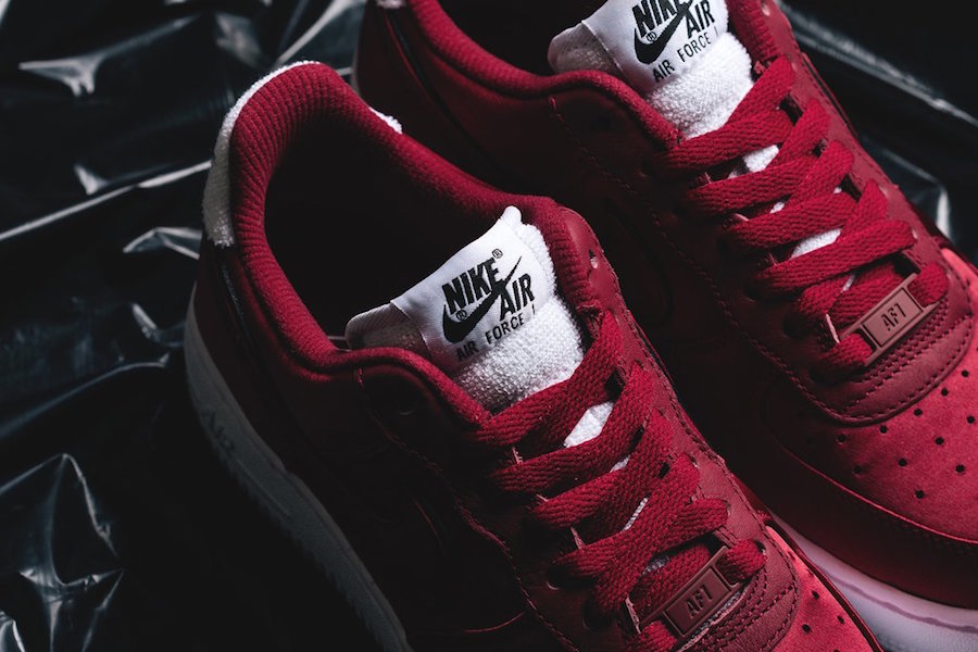 Nike 奢华鞋面!红色丝绒 Air Force 1 今日上架发售! Nike 奢华鞋面!红色丝绒 Air Force 1 今日上架发售!