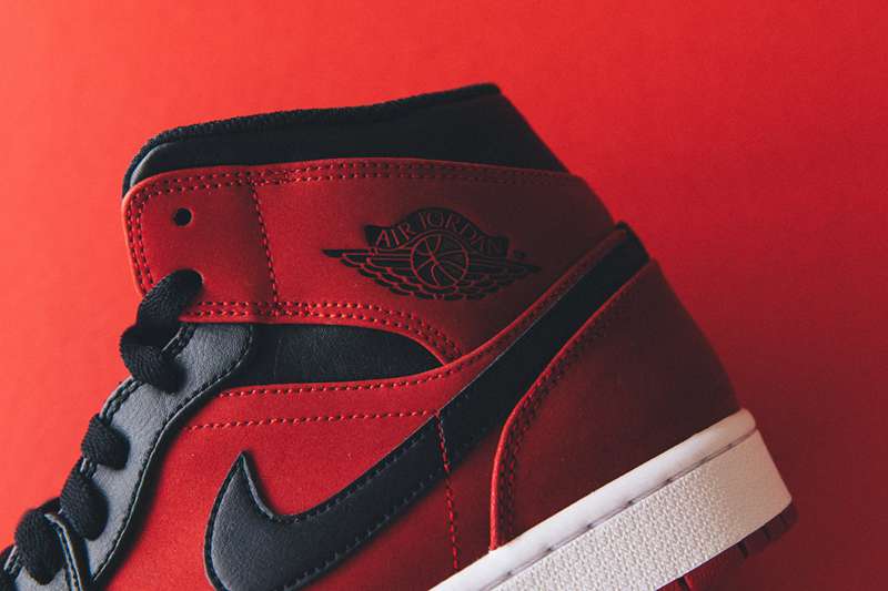 Air Jordan 1 mid,AJ1,发售,554724 酷似元年黑红配色!8 孔 Air Jordan 1 成近期最抢手鞋款 Air Jordan 1 mid,AJ1,发售,554724 酷似元年黑红配色!8 孔 Air Jordan 1 成近期最抢手鞋款