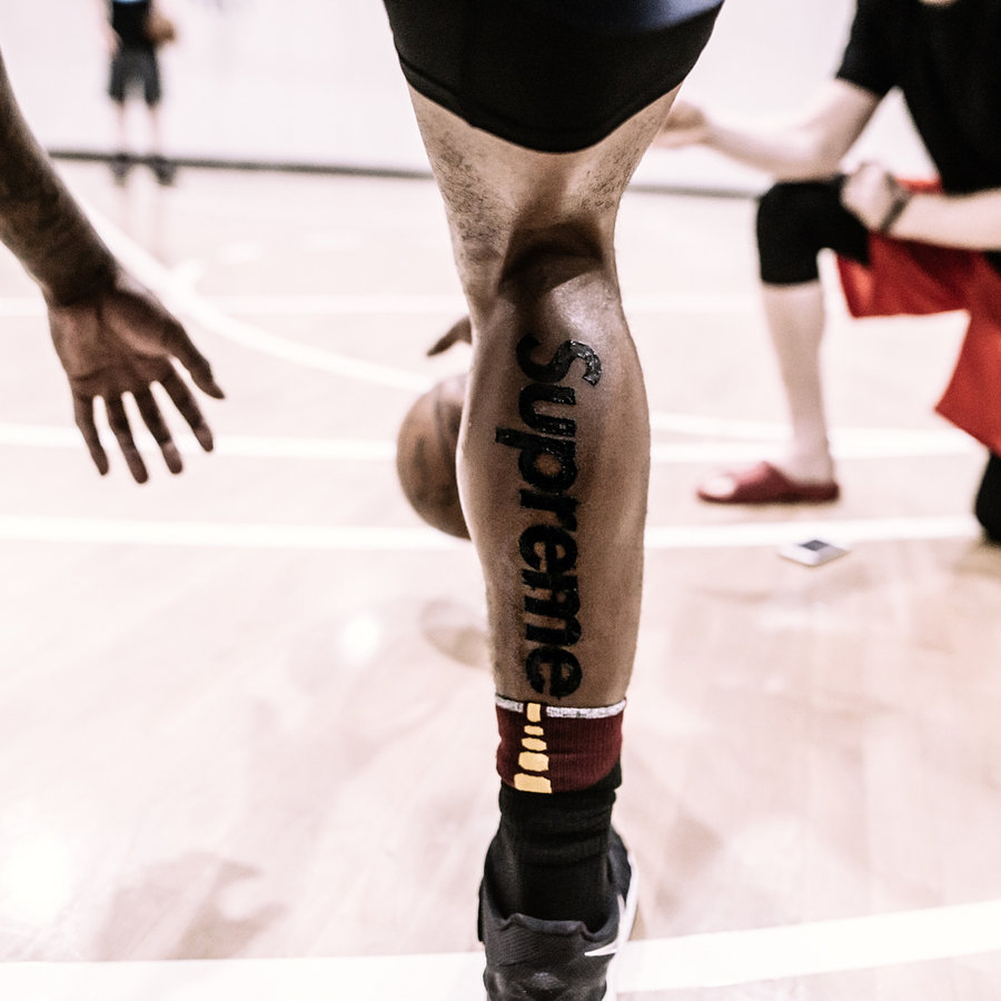 Nike,Air Jordan 1,AJ1,Supreme J.R. Smith 做客 《明星逛鞋店》!说出了他把 Supreme 纹在腿上的原因! Nike,Air Jordan 1,AJ1,Supreme J.R. Smith 做客 《明星逛鞋店》!说出了他把 Supreme 纹在腿上的原因!