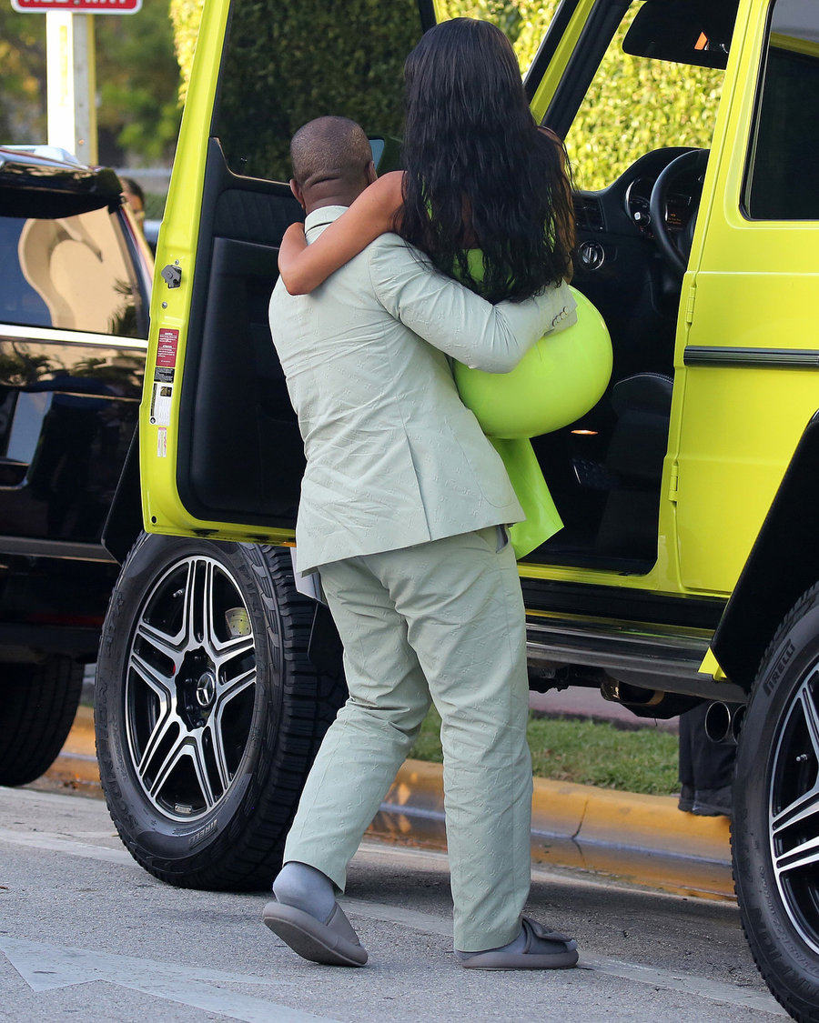 Kanye West,侃爷,明星 侃爷穿小鞋的事过不去了?今天又晒出粉丝送的超大号拖鞋! Kanye West,侃爷,明星 侃爷穿小鞋的事过不去了?今天又晒出粉丝送的超大号拖鞋!