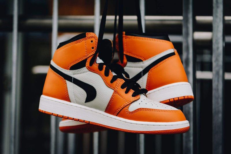 AJ1,Air Jordan 1 AJ1 天价!装反了钩子的 Air Jordan 1 白扣碎要卖 100W RMB! AJ1,Air Jordan 1 AJ1 天价!装反了钩子的 Air Jordan 1 白扣碎要卖 100W RMB!