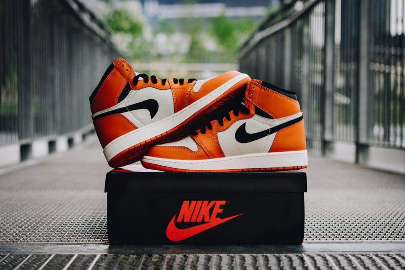 AJ1,Air Jordan 1 AJ1 天价!装反了钩子的 Air Jordan 1 白扣碎要卖 100W RMB! AJ1,Air Jordan 1 AJ1 天价!装反了钩子的 Air Jordan 1 白扣碎要卖 100W RMB!