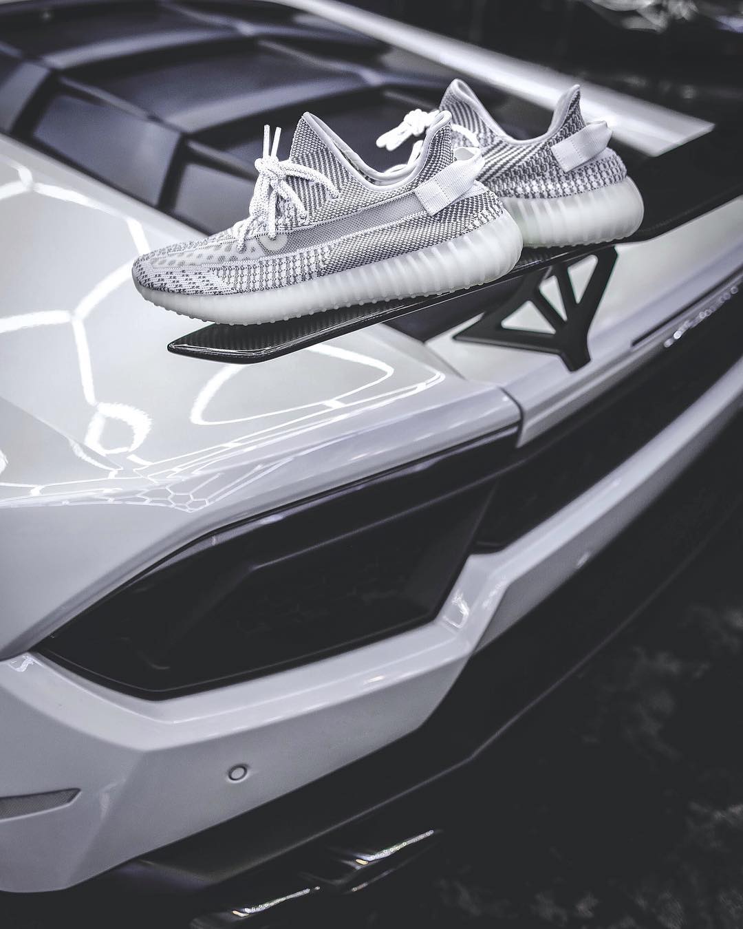 Yeezy,Yeezy Boost 350 V2 这也太好看了!3M 反光的半透明 Yeezy 350 V2 是侃爷的亲友配色? Yeezy,Yeezy Boost 350 V2 这也太好看了!3M 反光的半透明 Yeezy 350 V2 是侃爷的亲友配色?