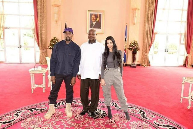 Kanye,adidas,Yeezy,UA,Forge96 除了给总统送 “椰子”!Kanye 今天竟然上脚了 UA 最新老爹鞋?! Kanye,adidas,Yeezy,UA,Forge96 除了给总统送 “椰子”!Kanye 今天竟然上脚了 UA 最新老爹鞋?!
