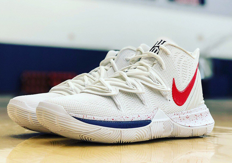 Kyrie 5,发售 萌犬细节点缀!欧文签名战靴 Kyrie 5 再曝新配色 Kyrie 5,发售 萌犬细节点缀!欧文签名战靴 Kyrie 5 再曝新配色