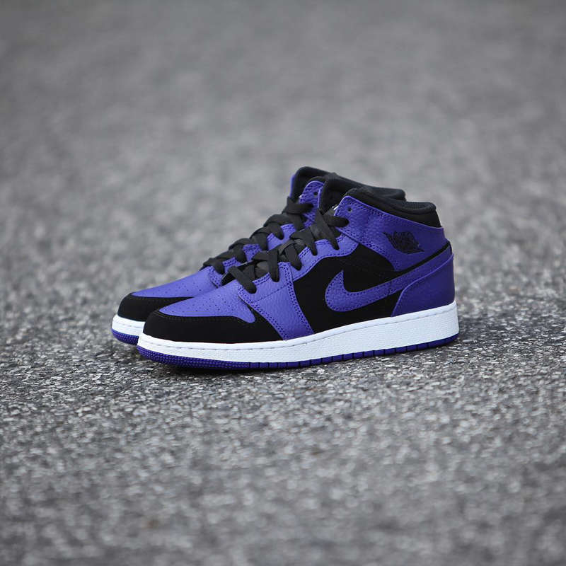 AJ1,Air Jordan1,发售,554724-051 荔枝皮 + 牛巴革!这双 AJ1 Mid “小黑紫” 质感不俗 AJ1,Air Jordan1,发售,554724-051 荔枝皮 + 牛巴革!这双 AJ1 Mid “小黑紫” 质感不俗