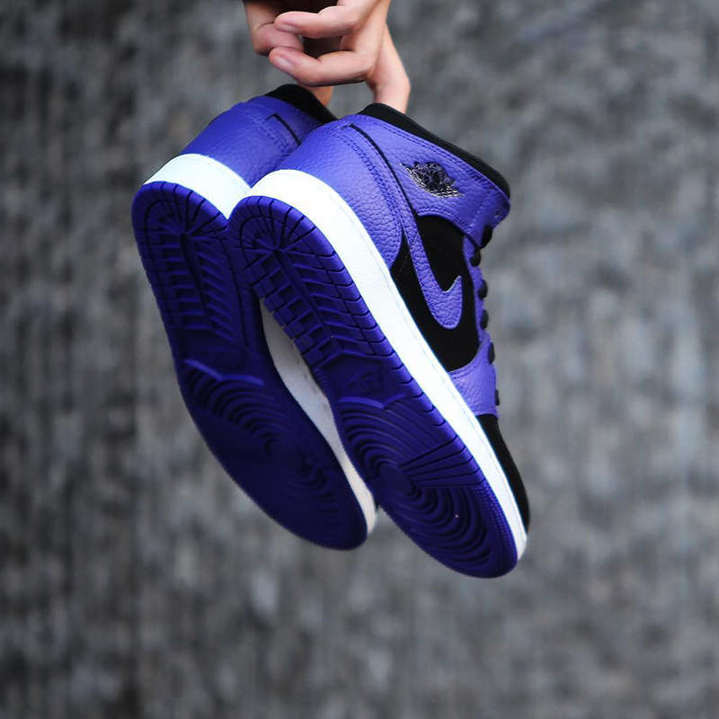 AJ1,Air Jordan1,发售,554724-051 荔枝皮 + 牛巴革!这双 AJ1 Mid “小黑紫” 质感不俗 AJ1,Air Jordan1,发售,554724-051 荔枝皮 + 牛巴革!这双 AJ1 Mid “小黑紫” 质感不俗