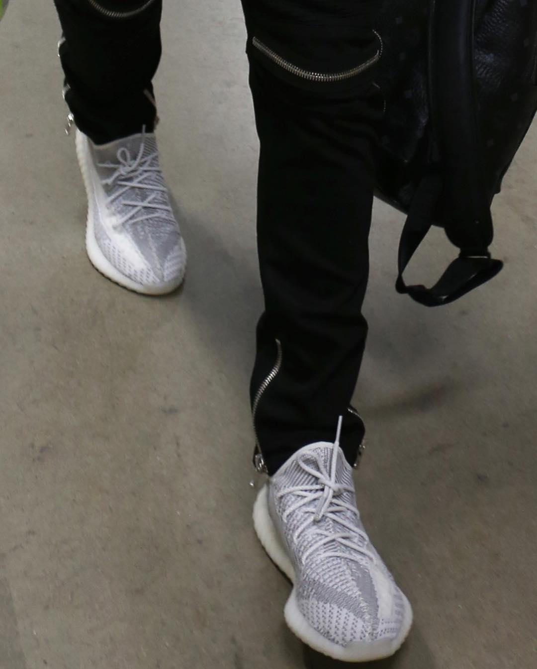 米歇尔,adidas,Yeezy 350 V2,上脚,Sta  米歇尔提前上脚!侧透 Yeezy 350 V2 “Static” 距离发售还有 20 天! 米歇尔,adidas,Yeezy 350 V2,上脚,Sta  米歇尔提前上脚!侧透 Yeezy 350 V2 “Static” 距离发售还有 20 天!