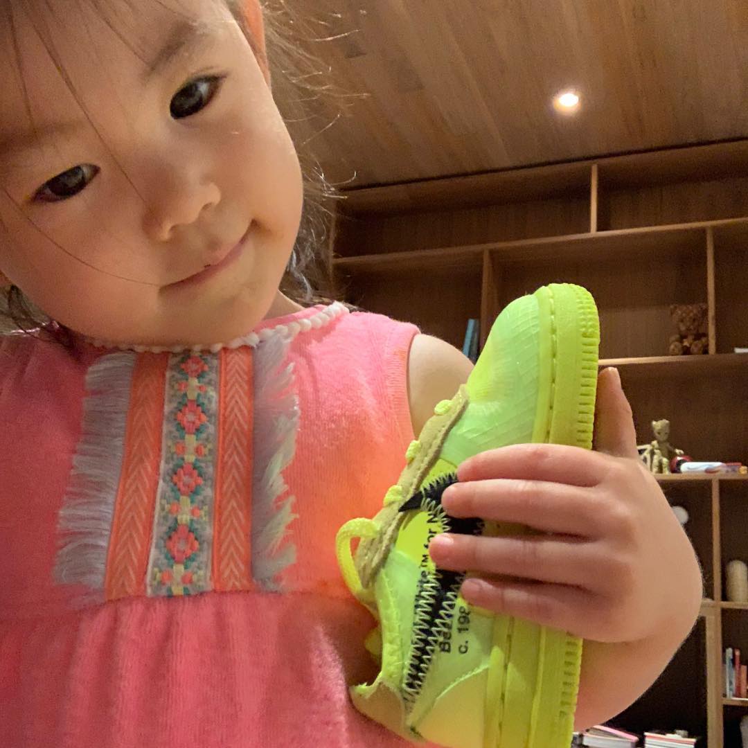OFF-WHITE,Nike,Air Force 1 冠希女儿手中的 OW 联名下周发售!Virgil Abloh 上脚明年新品! OFF-WHITE,Nike,Air Force 1 冠希女儿手中的 OW 联名下周发售!Virgil Abloh 上脚明年新品!