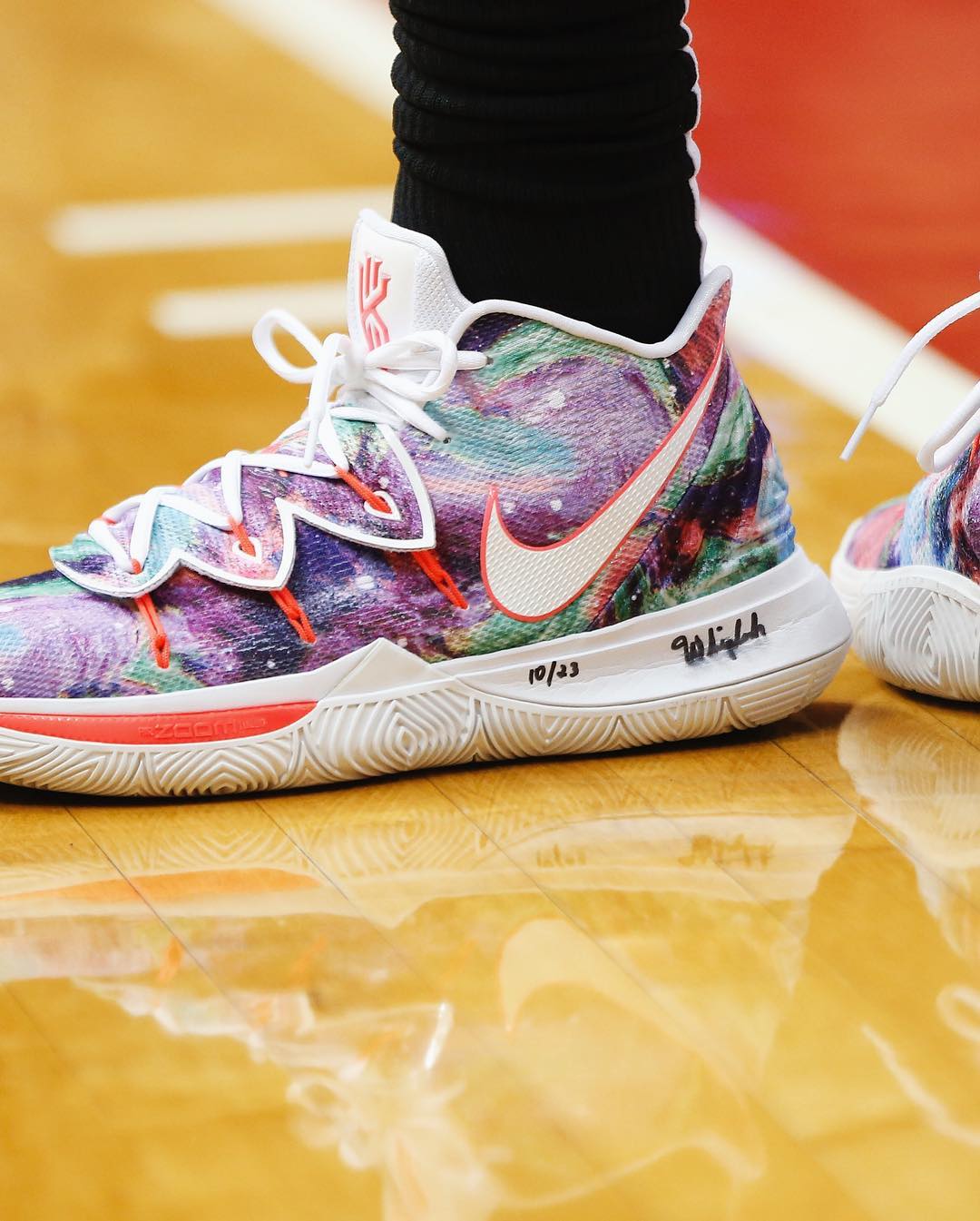 Nike,Kyrie 5,PE,Neon Blends 霓虹星空装扮!又是一双好看但买不到的 Kyrie 5 PE 战靴 Nike,Kyrie 5,PE,Neon Blends 霓虹星空装扮!又是一双好看但买不到的 Kyrie 5 PE 战靴